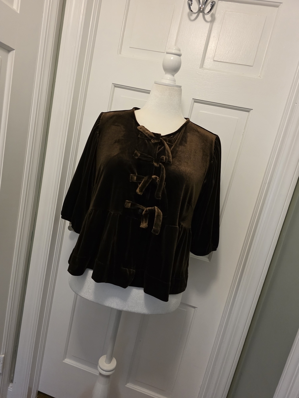 Velvet Heart Brown Velvet Tie & Snap Front Peplum Tunic Size Large, Cropped